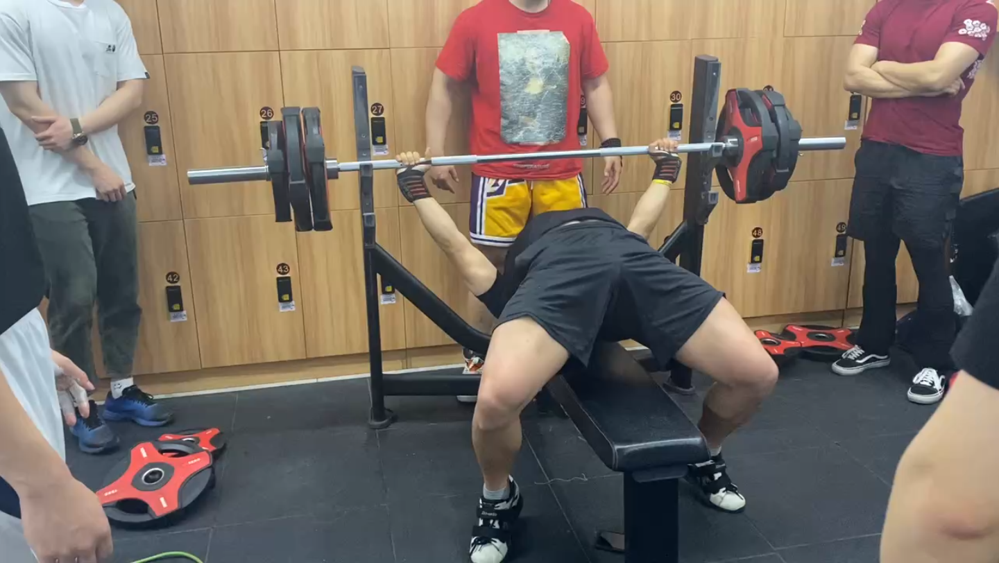 力量举比赛卧推被压花絮,120kg