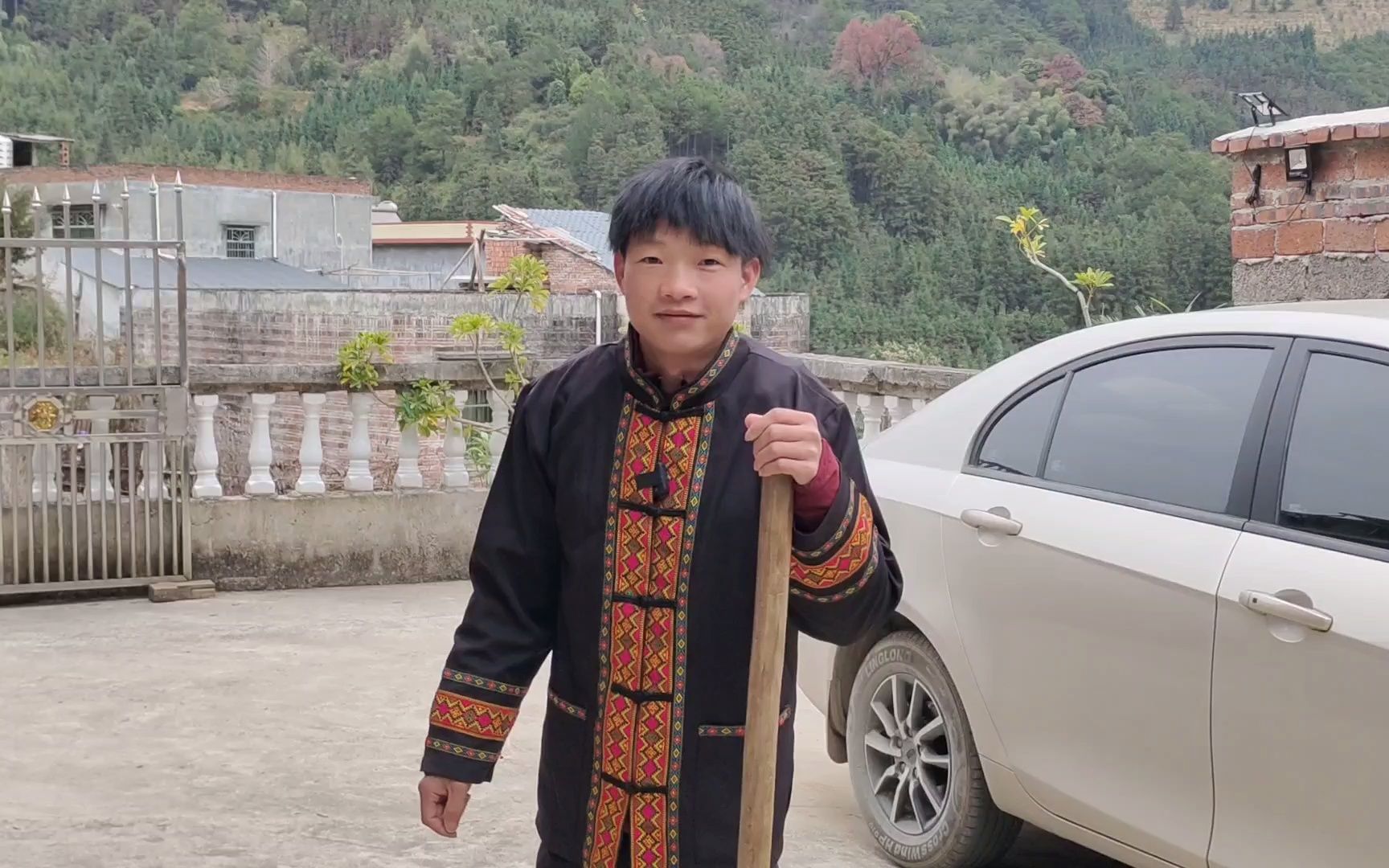 小伙大山里挖山药,挖了一米多全是石头,赶紧叫堂哥来帮忙