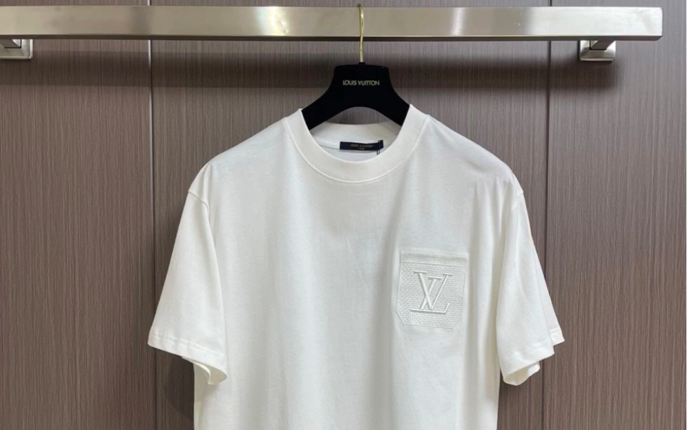 lv路易威登2023ss春夏经典胸前口袋logo刺绣提花短袖t恤,胸前口袋点缀
