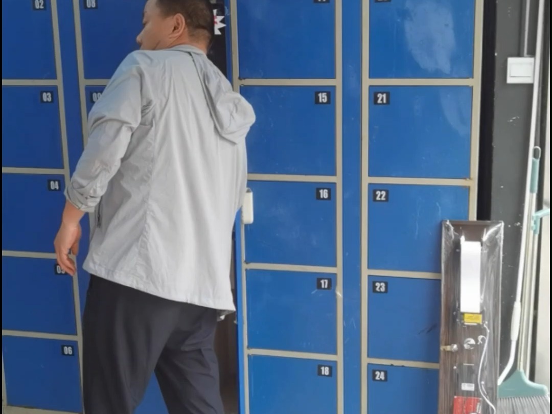 金琪超市24门存包柜维修