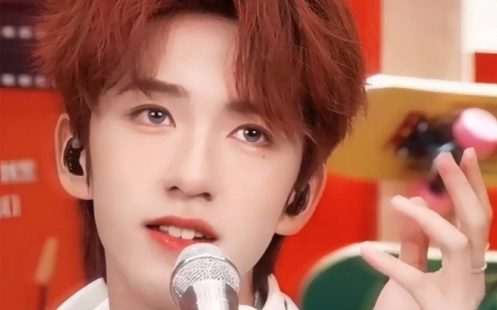 红发 蓝瞳 贺峻霖十九岁妆造美到爆!