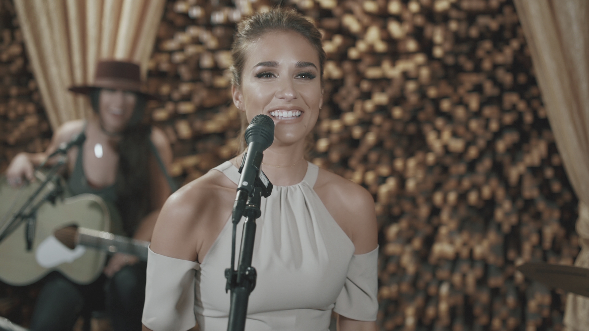 gold - behind the scenes - jessie james decker