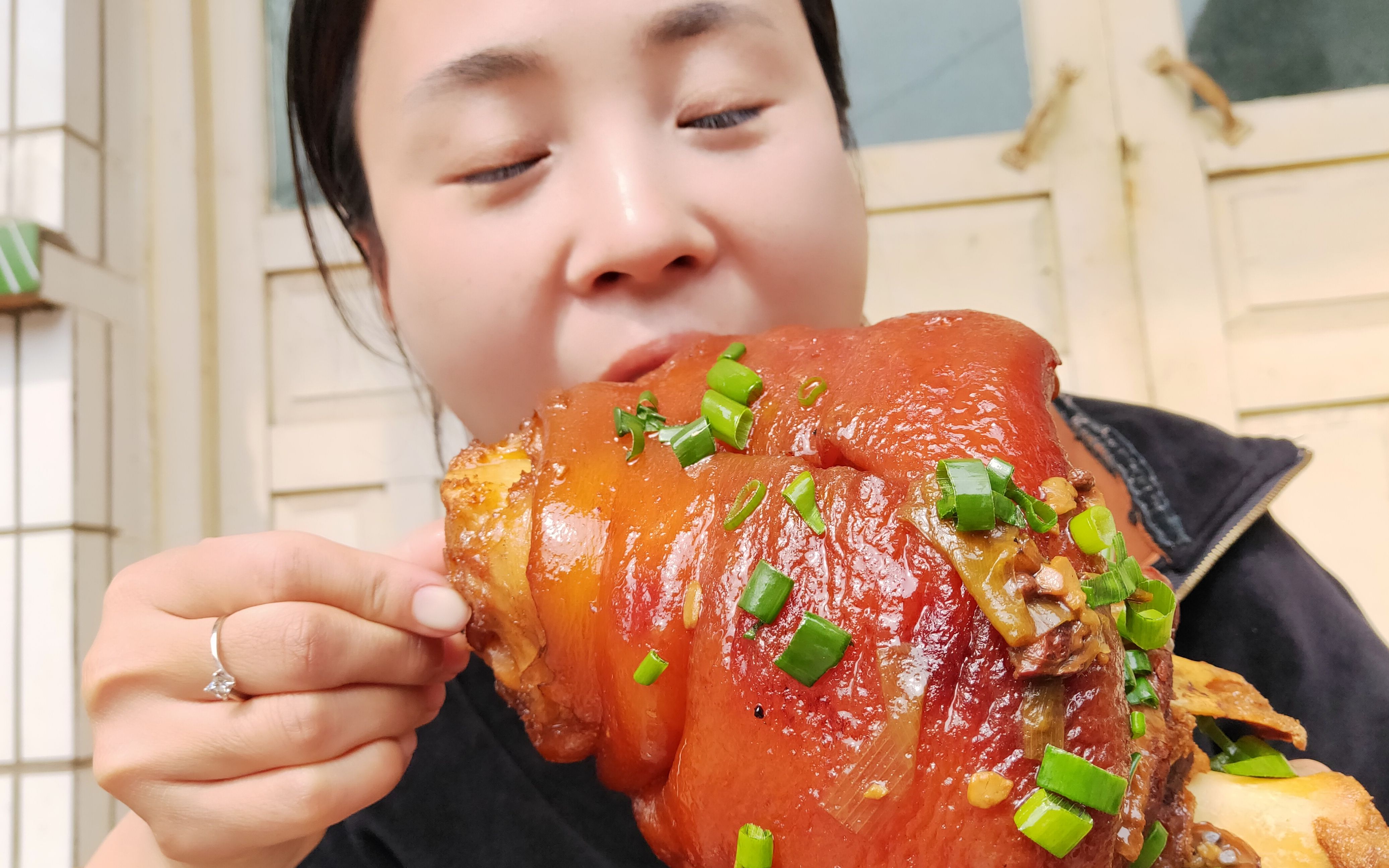 媳妇整5斤大猪腿做虎皮酱肘子,肥肉吸溜着吃,瘦肉上嘴撕,痛快