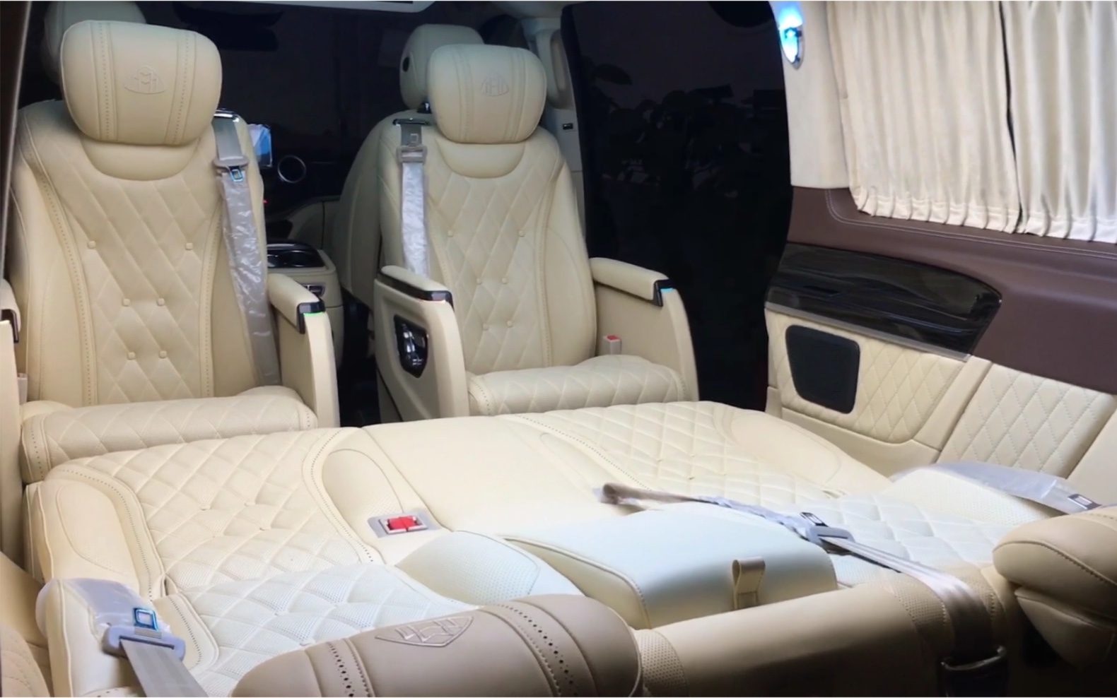 改装后的奔驰v260l,沙发床真大,可以做俯卧撑吧!