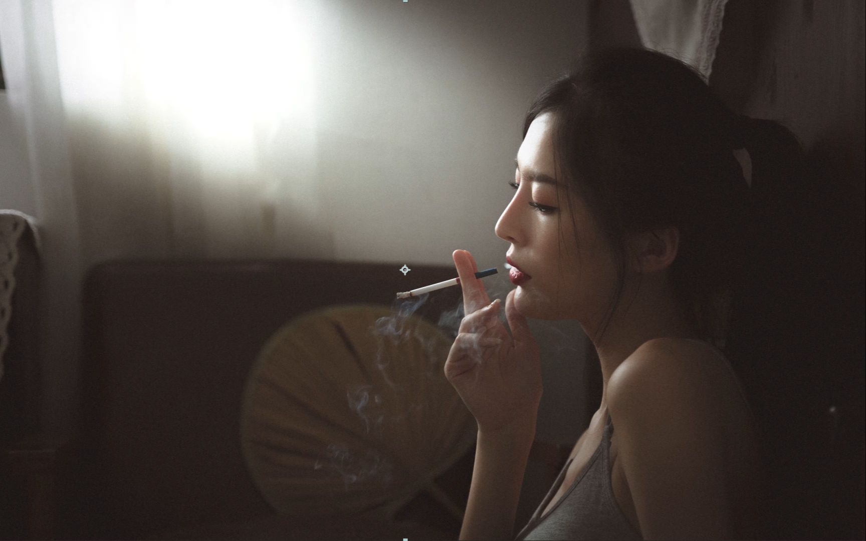 女生抽烟的壁纸霸气图片