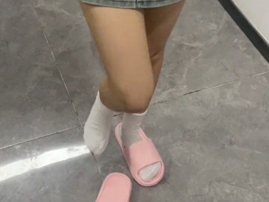 白袜配拖鞋