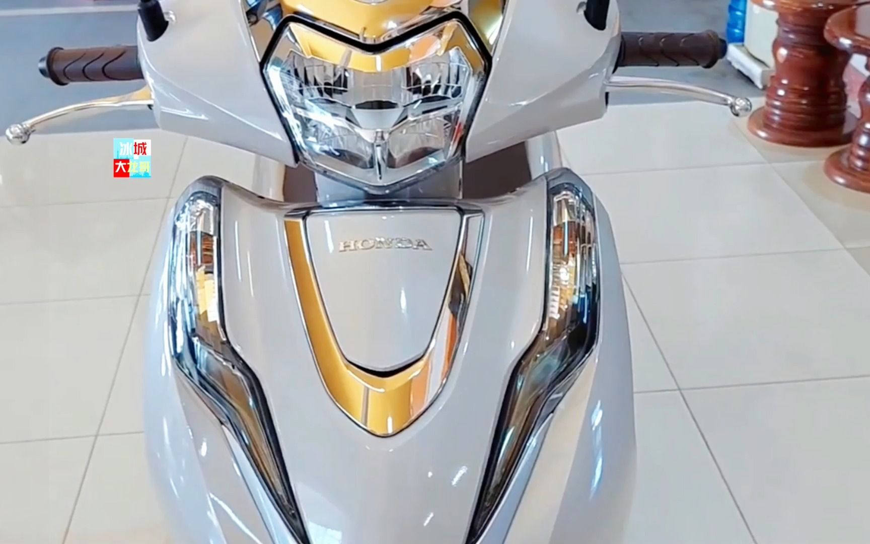 本田新款水冷踏板车,排量125,座桶空间不小,油耗1.9,配cbs