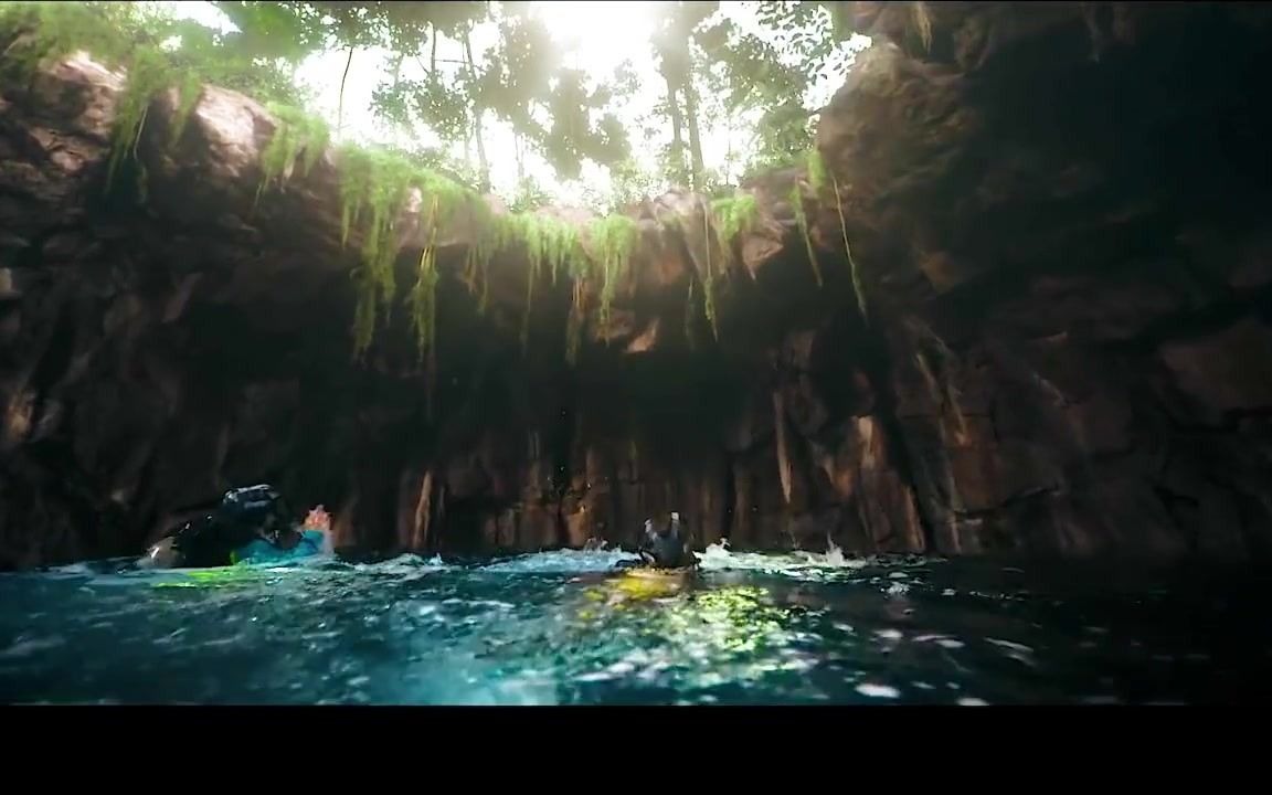 [图]鲨海逃生（二）：美女海底遇鲨鱼慌忙逃生，争先恐后爬绳逃脱