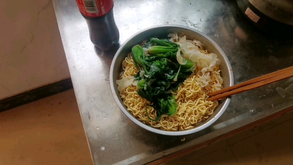 西安疫情期间,没老婆一个人在家里吃饭,两包泡面一瓶可乐美滋滋