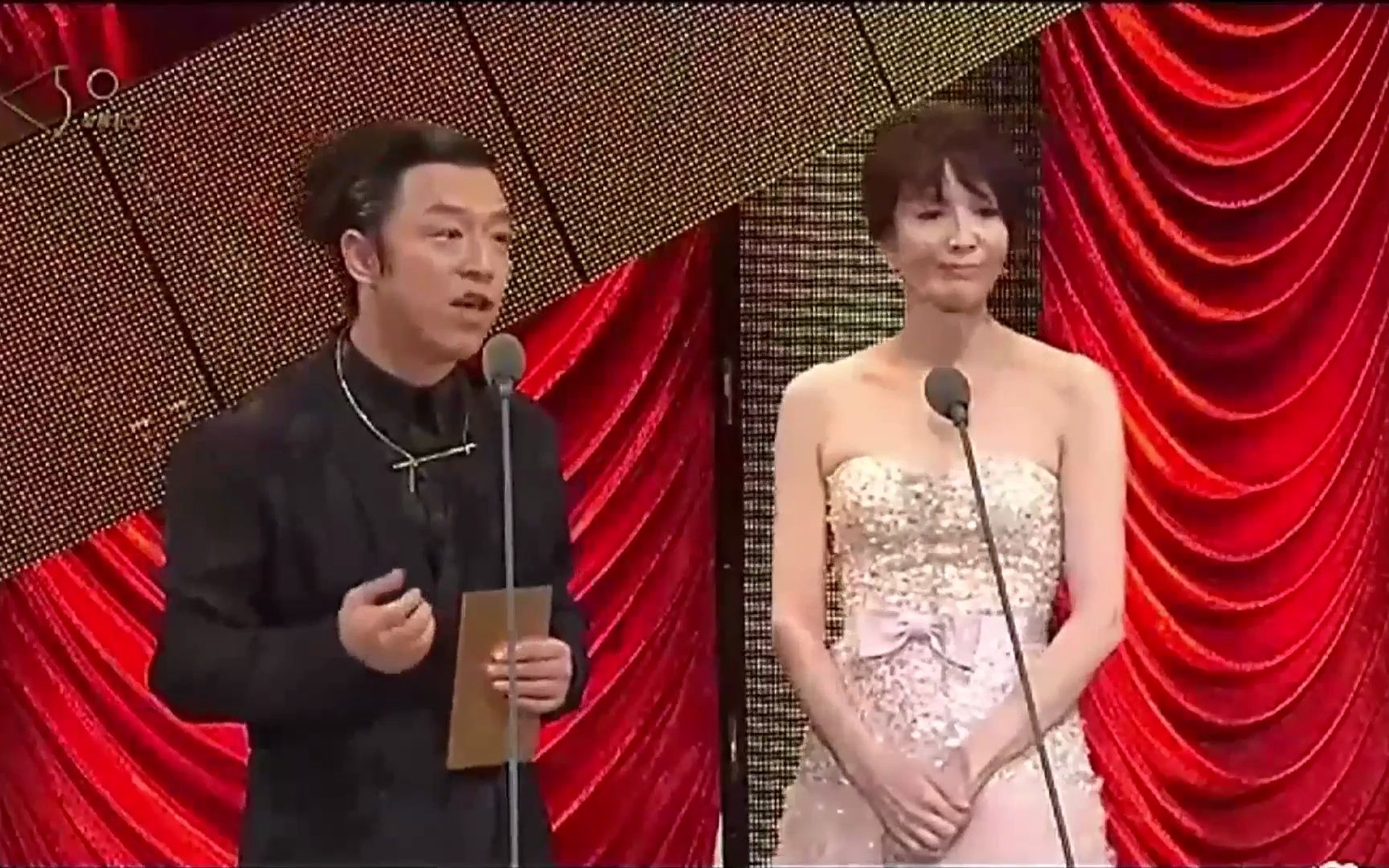 黄渤的嘴有多损?颁奖典礼一开口挨个调侃,逗得台下女星花枝乱颤
