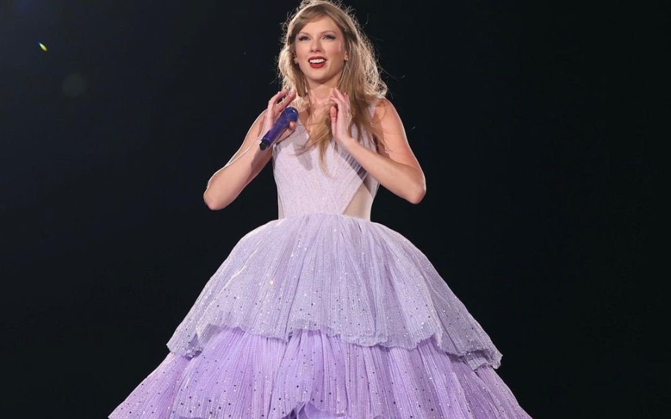 taylor swift在巡演上的「enchanted」礼服,以及设计师制作的过程.