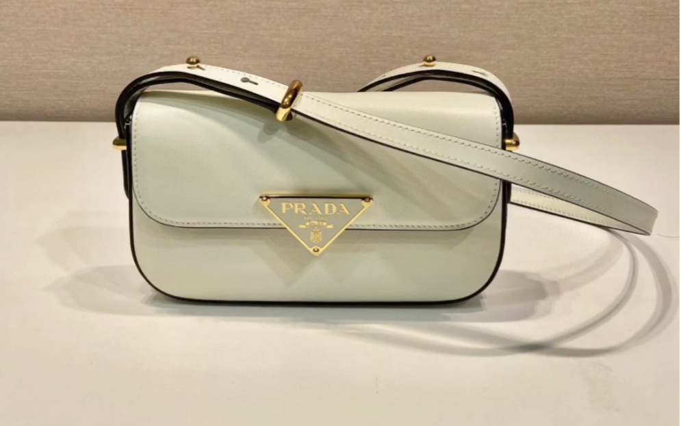 盘点一下高仿prada普拉达1bd3399595这款单肩包通过流畅的线条与