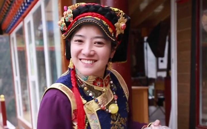 嘉绒阿娟:看看背后的雪山美不美