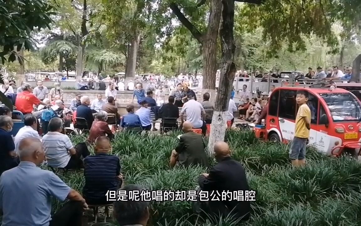 [图]女包公一亮嗓震撼全场，但闻其声不见其人，这个头儿也太小了吧