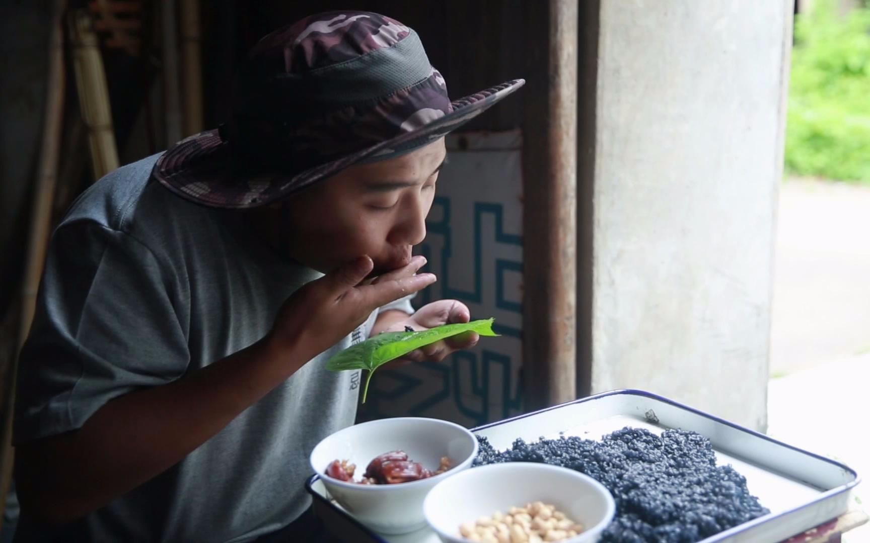 一小碗乌米饭,还是熟悉的味道 @野食小哥