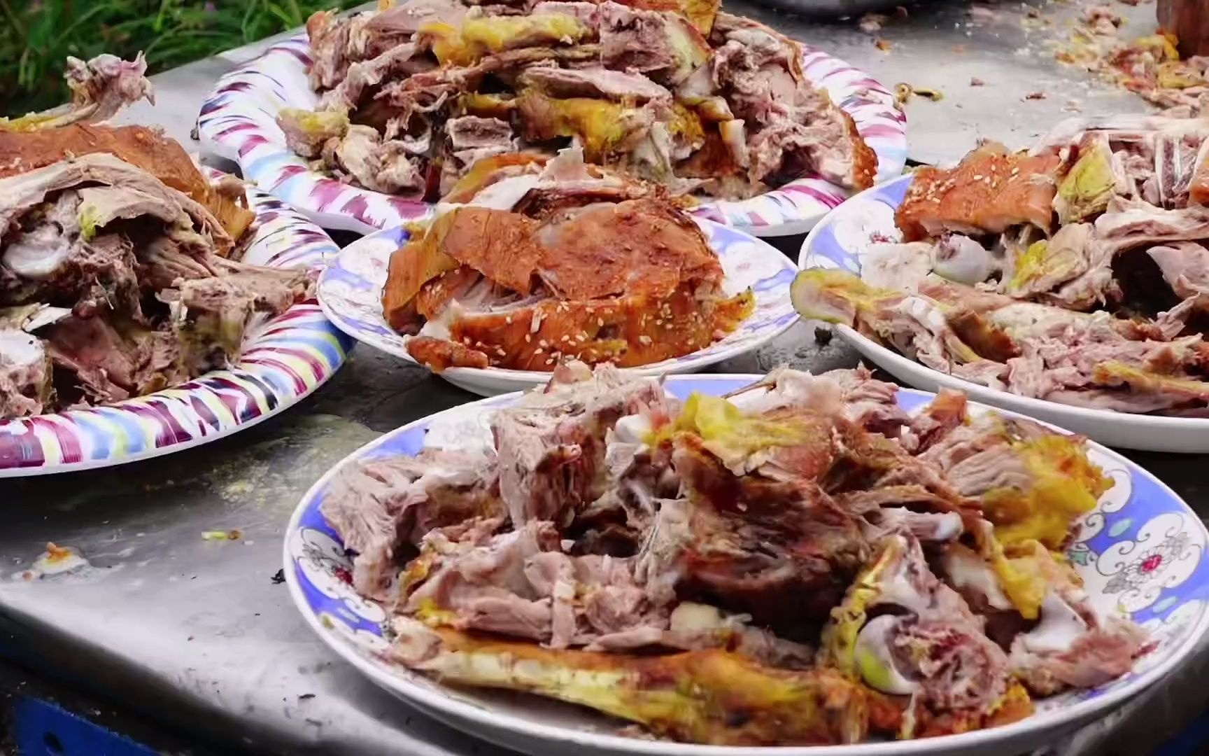 新疆烤全羊,烤肉中的天花板.朋友来了,烤全羊招待.