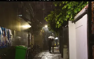 城市夜景下雨天行人背景素材