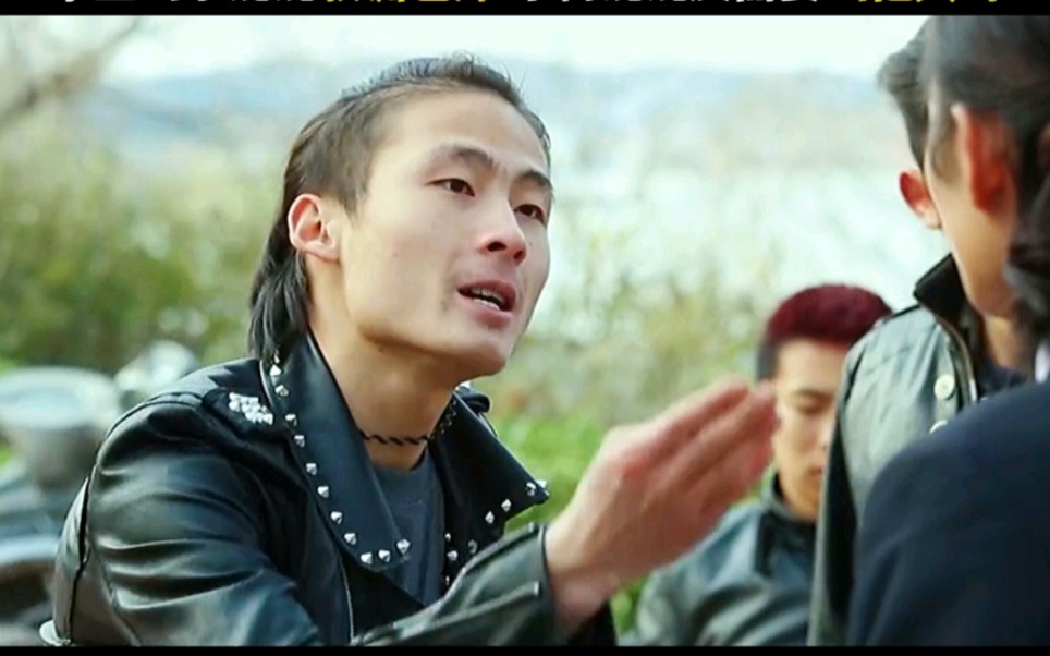 学生叫小混混教训老师,不料混混反而要叫他大哥