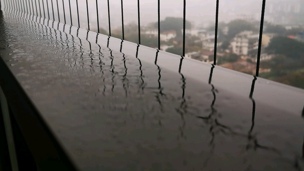 [图]下雨了，阳了才好，还咳不停。上班还是请假呢？这雨不仅下在地上，更是下在心里！