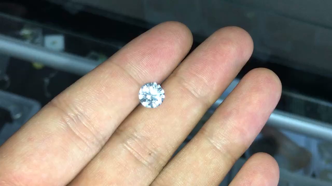 够不够闪?新切的,标准圆钻形,无色托帕石