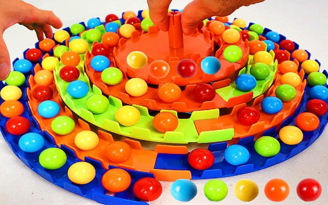 超多彩色弹珠在旋转积木轨道集合,少儿益智英语启蒙玩具