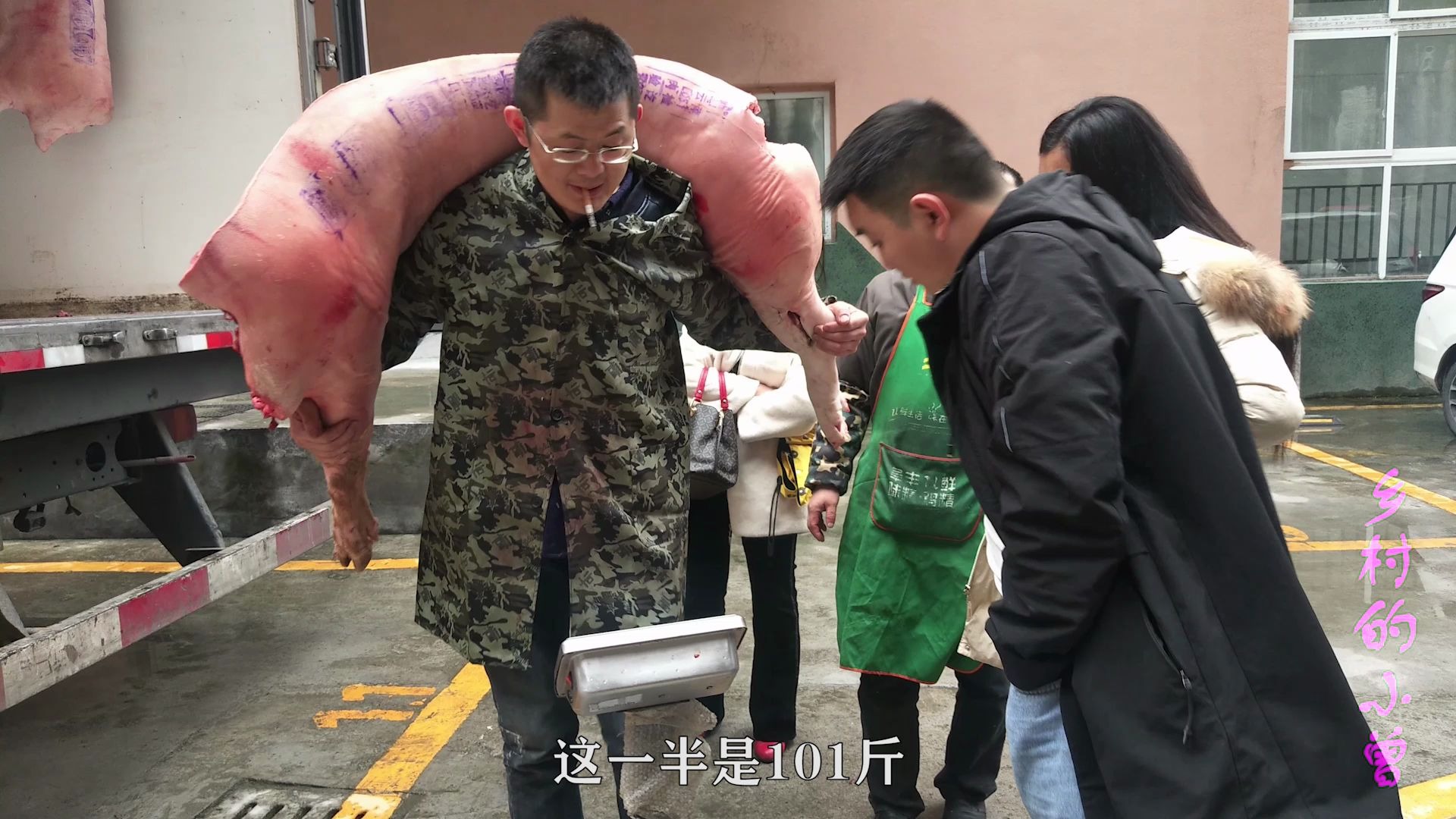 小曾今天去买100多斤猪肉,老板高兴坏了