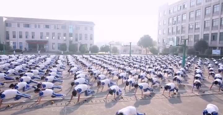 中学生课间活动太震撼,学生齐做高强度燃脂操,网友:带劲太燃了哔哩哔哩bilibili