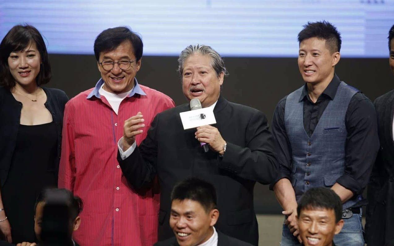 洪金宝的地位有多高?成龙当众给他扇扇子,被说孙子也不敢还口