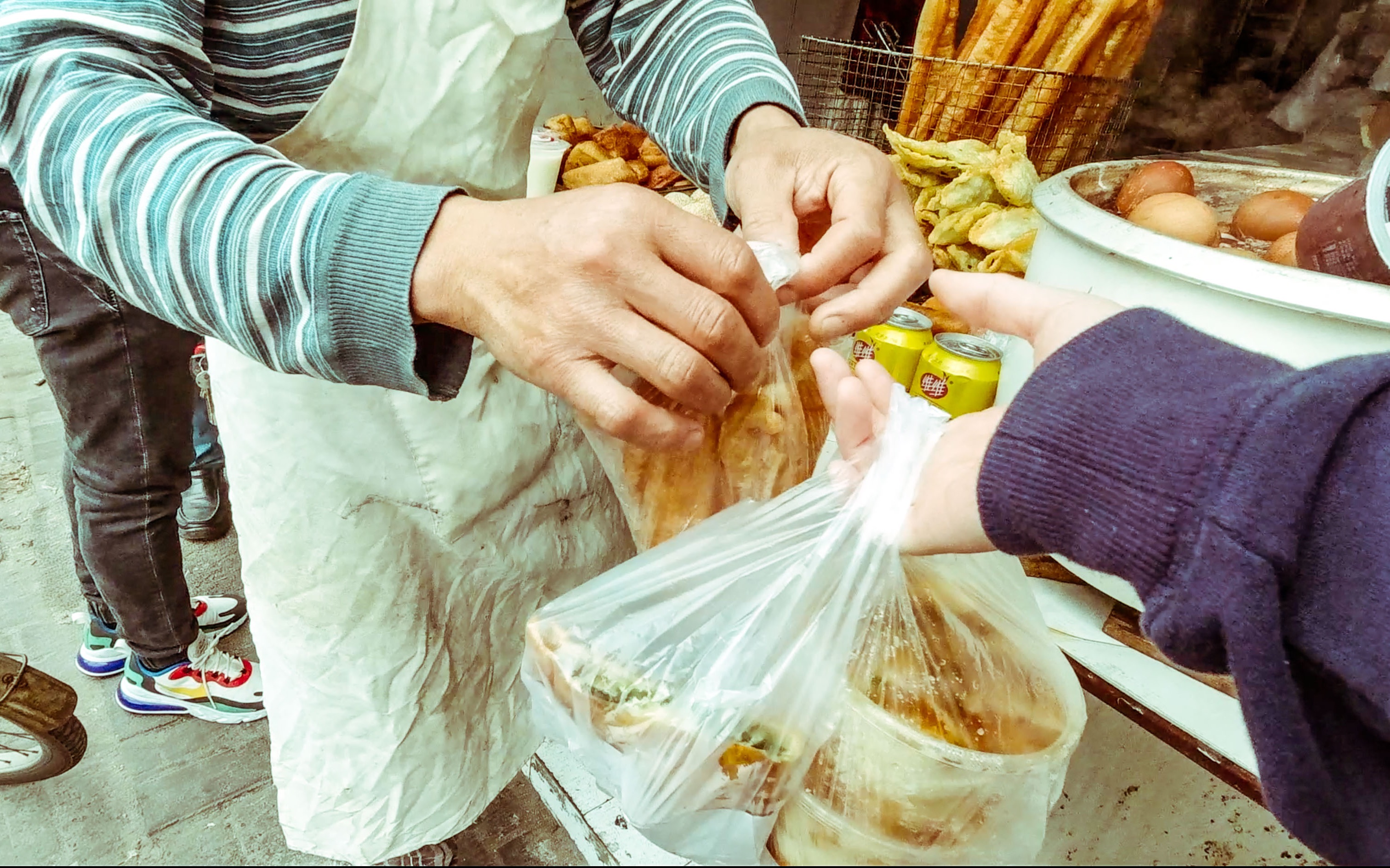 疫情后嘴馋路边摊早餐结果悲剧了胖老王小故事