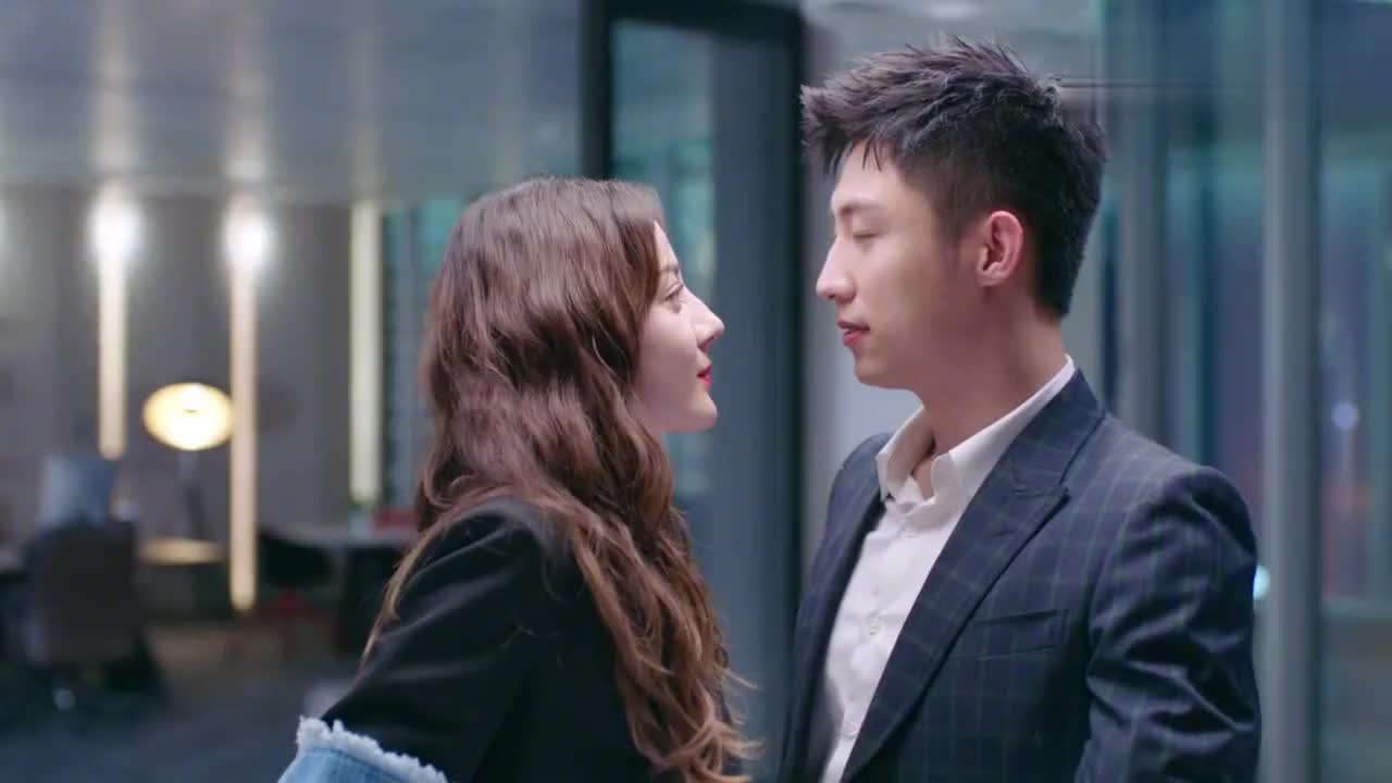 《幸福触手可及》周放花式哄男友,钻怀中撒娇,宋凛一点脾气都没有