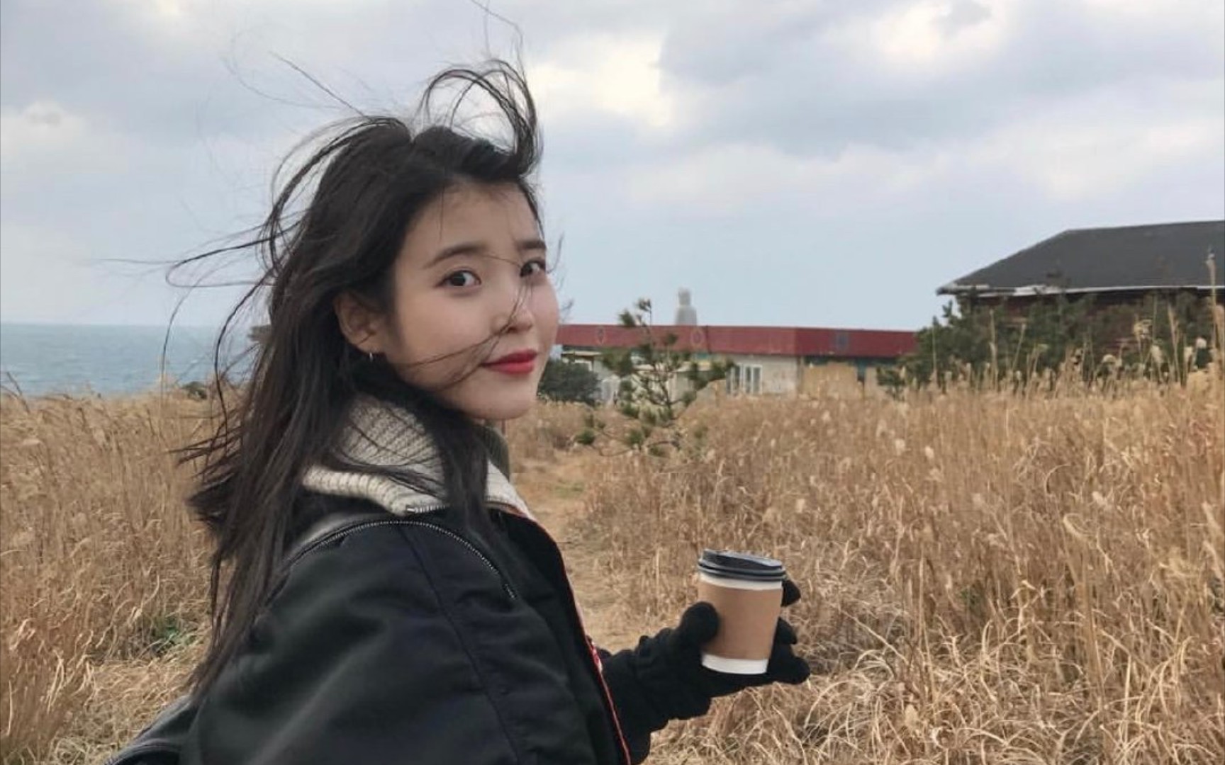 iu旅行照,帽子戴着特像地主家的傻闺女,哈哈