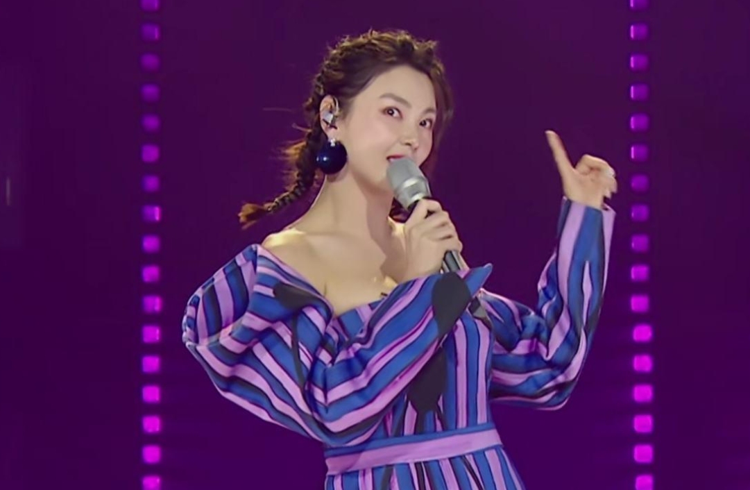 张雨绮节目彩排衣服太宽松抬手露出珍珠窝网友几年没洗了