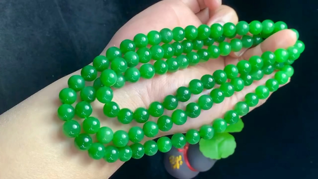 和田玉碧玉阳绿10mm108颗佛珠链,玉质细腻脂粉油性十足色泽饱满,品质