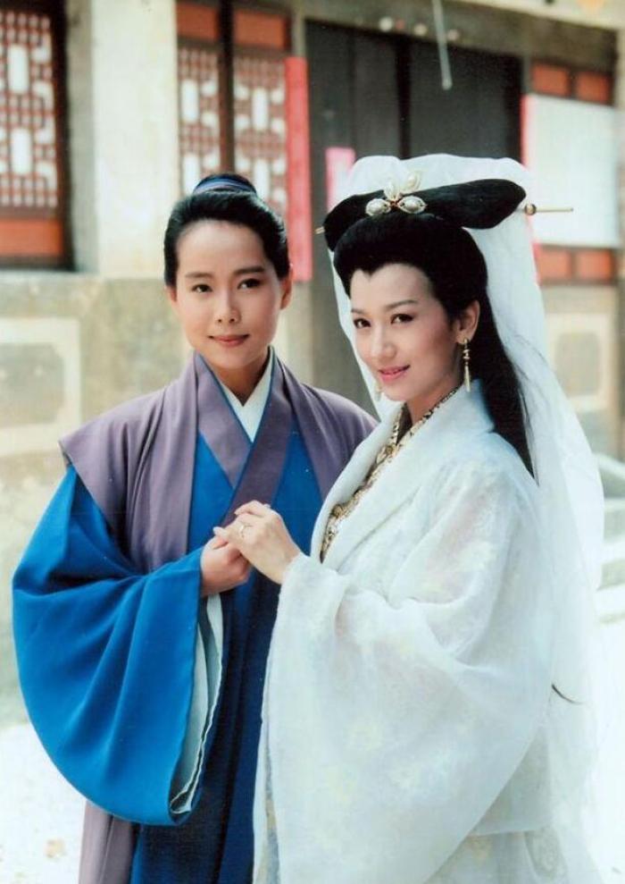 赵雅芝为叶童庆59岁生日亲密搂抱贴面亲吻再喊官人梦回白娘子