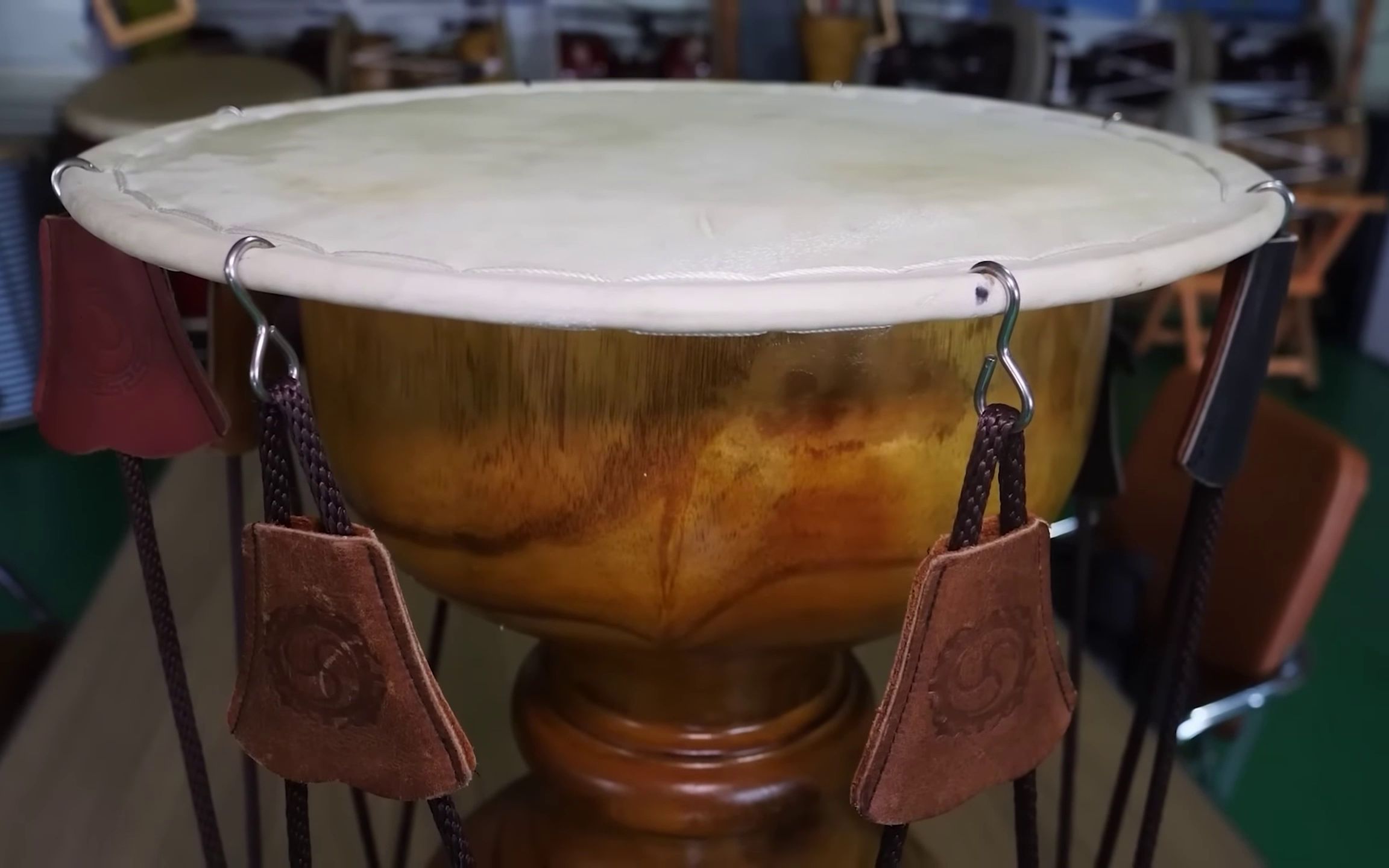 韩国工匠用原木制作长鼓的过程