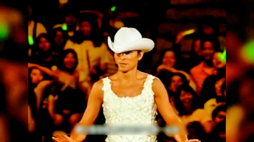 刘德华2001夏日fiesta演唱会,这个演唱会就是放在现在也不过时,估计