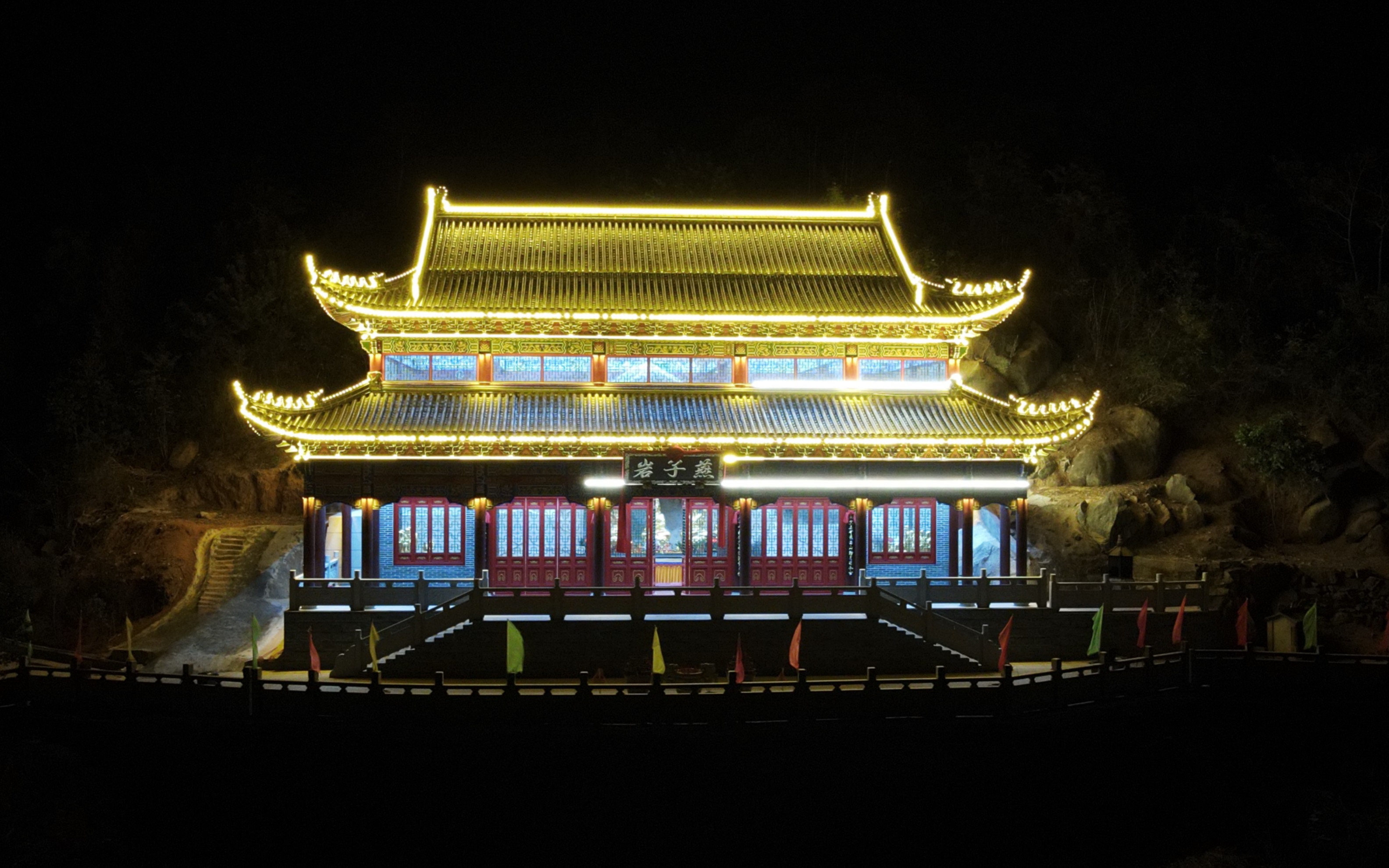 航拍广东陆河上护燕子岩,重建后的壮观,佛音伴随着璀璨的灯光