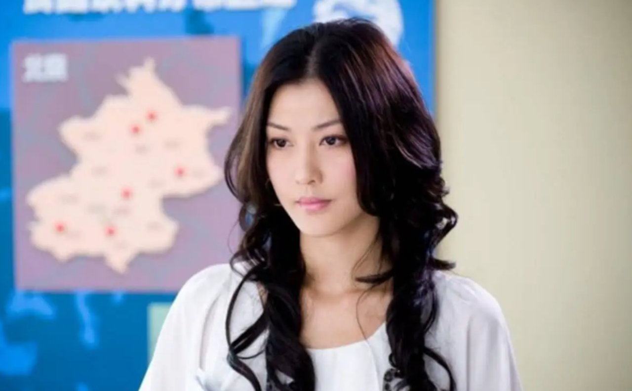 李彩桦穿超短上衣玩滑板,瘦太多裤头大一截,头上发带价格近3千