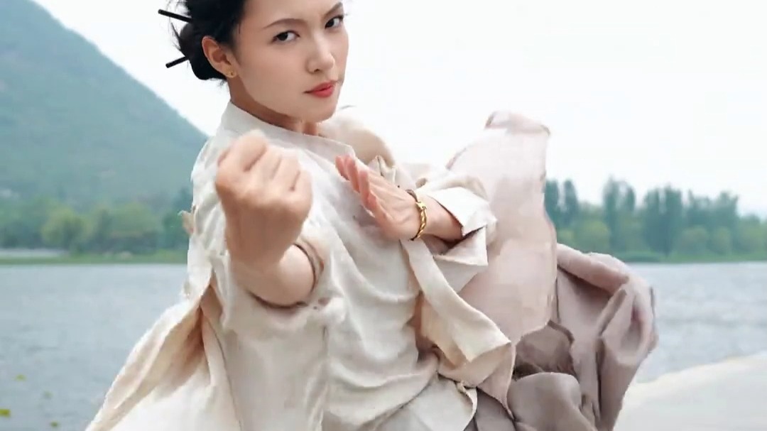 这是真功夫!女生打太极眼神坚毅 柔中带刚