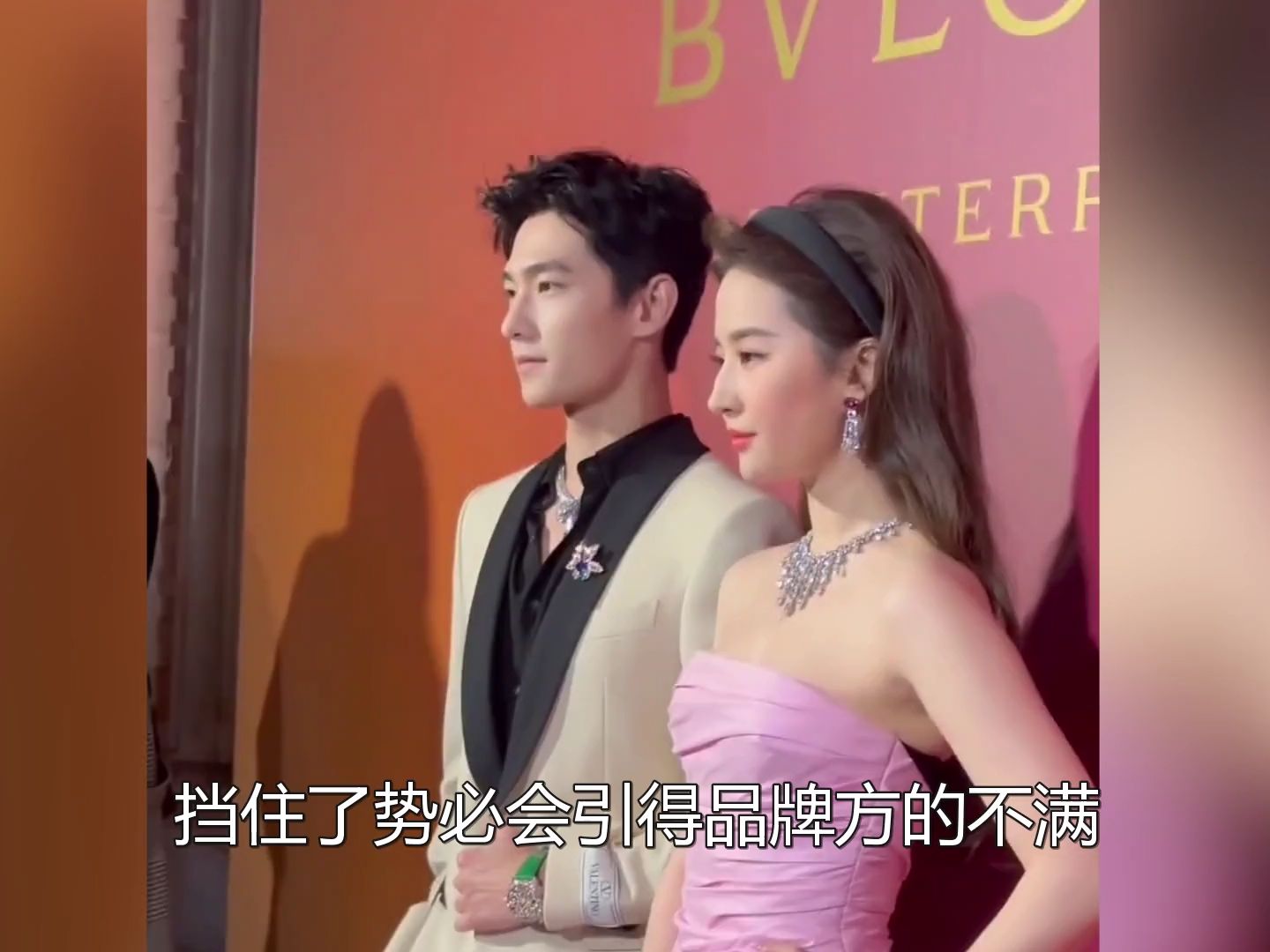 被镜头抓拍的明星暖心行为,王嘉尔绅士解围,刘亦菲帮杨洋躲赔偿