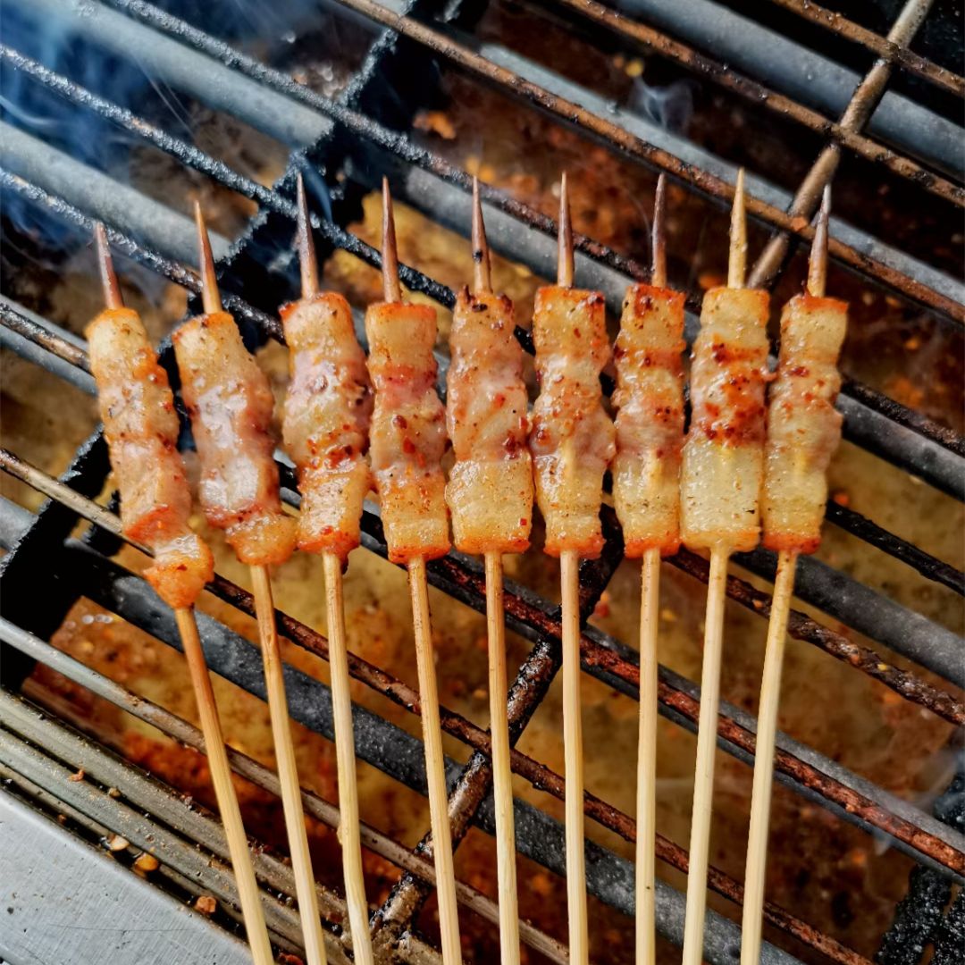 把把五花肉串,口感爽滑,肉鲜味美,色香诱人,香味浓郁