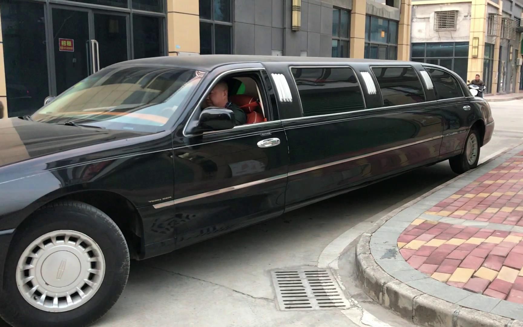 广东大老板开豪车回老家大家看看这掉头技术镜头记录过程