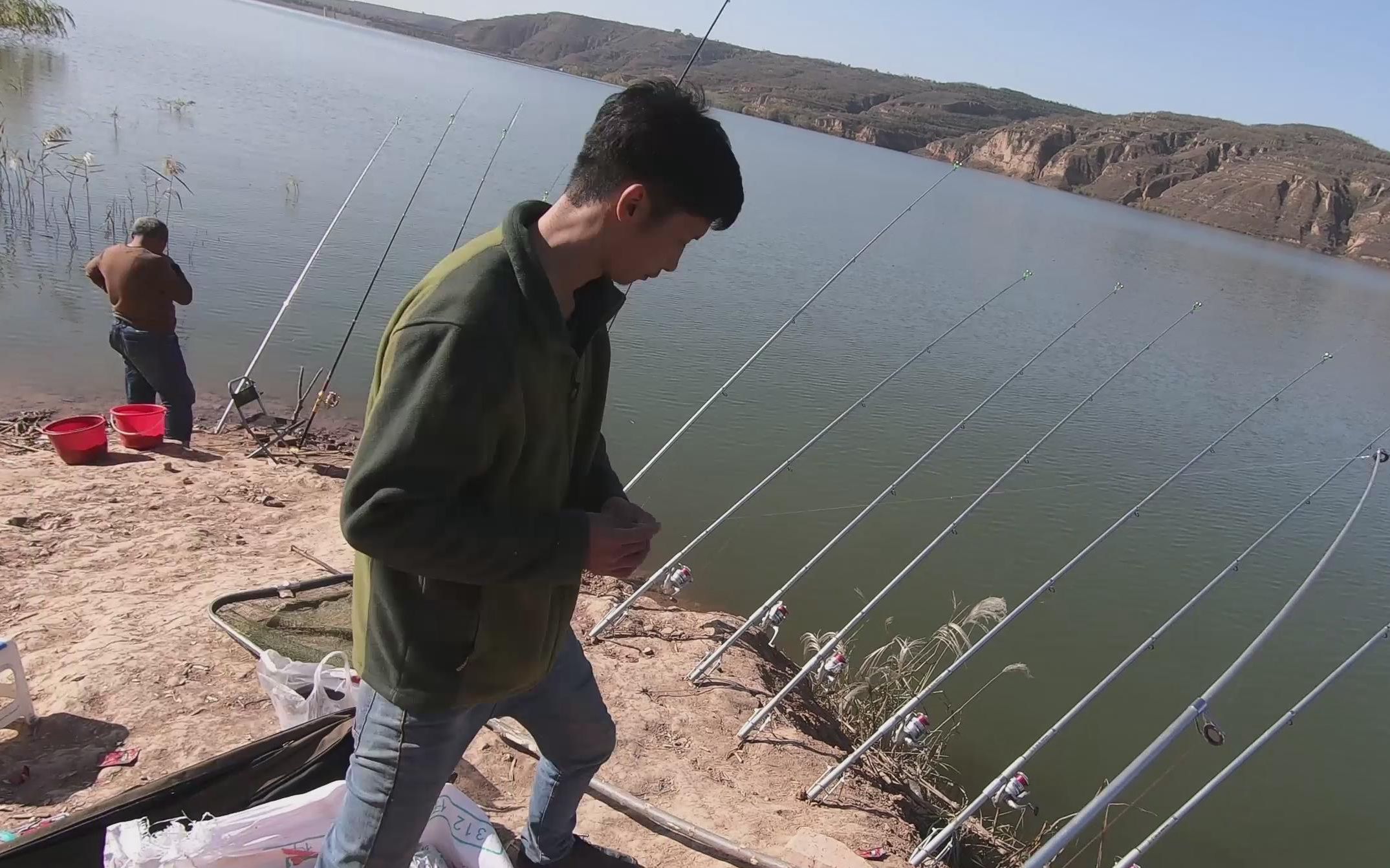 小伙海竿野钓,铃铛响了拉竿大弯弓,鱼钩鱼线全断了,什么情况?