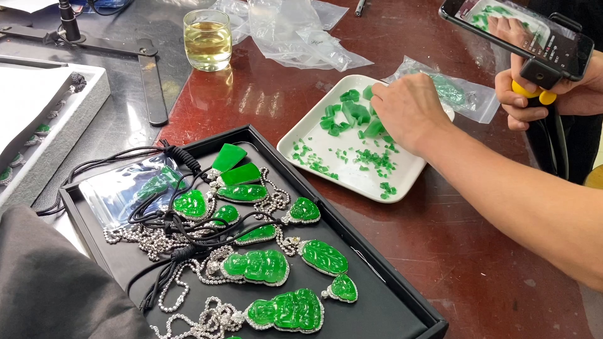 老五带你欣赏顶级帝王绿翡翠!_哔哩哔哩 (゜-゜)つロ 干杯~-bilibili