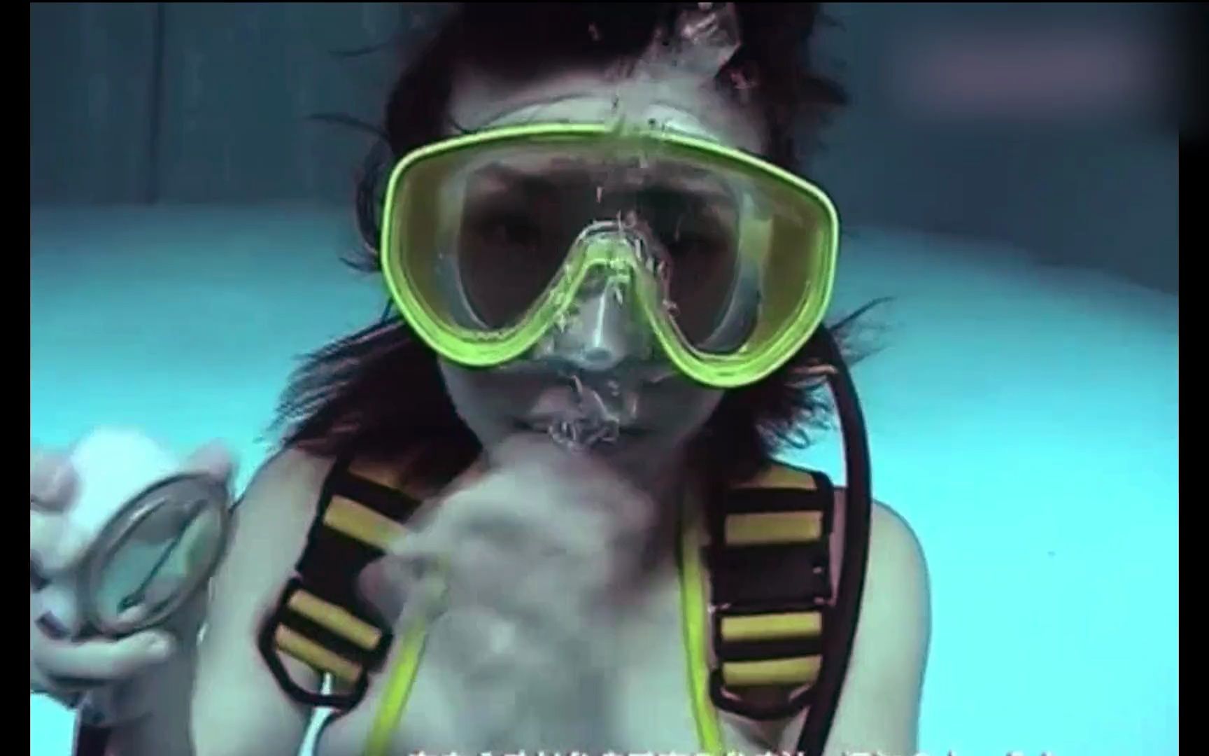 [图]Asian Scuba Diving Underwater Blowing Bubbles