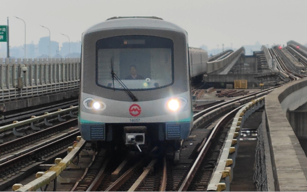 上海地铁16号线大站车图片