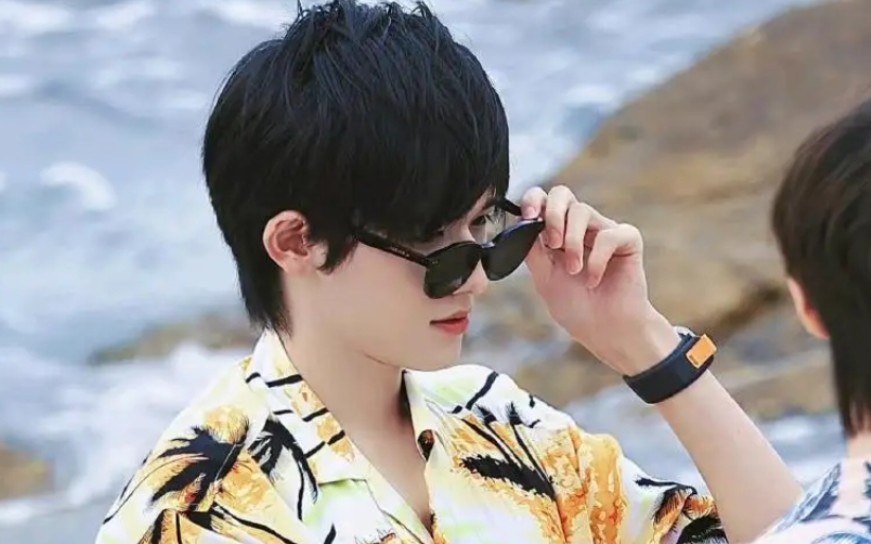 不得不说,,亚轩连戴墨镜都是两种风格的感觉【宋亚轩】