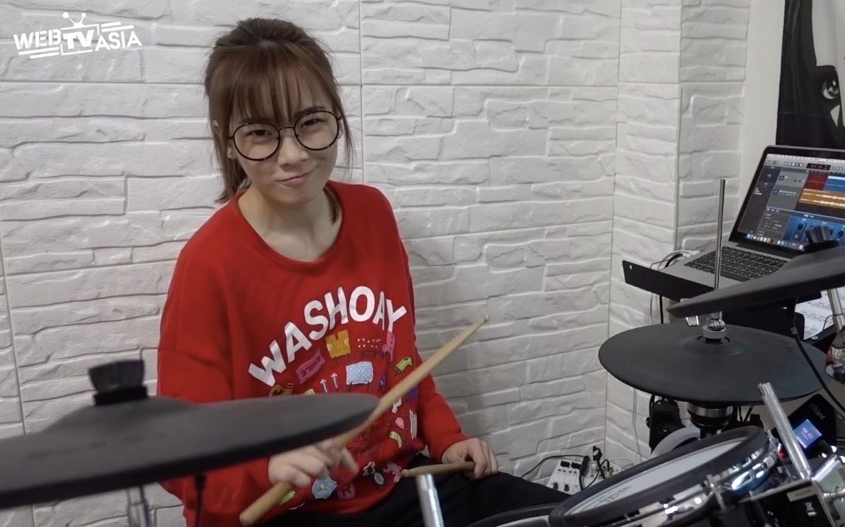 罗小白架子鼓演奏《chocolate》,表情亮了,嘿嘿.