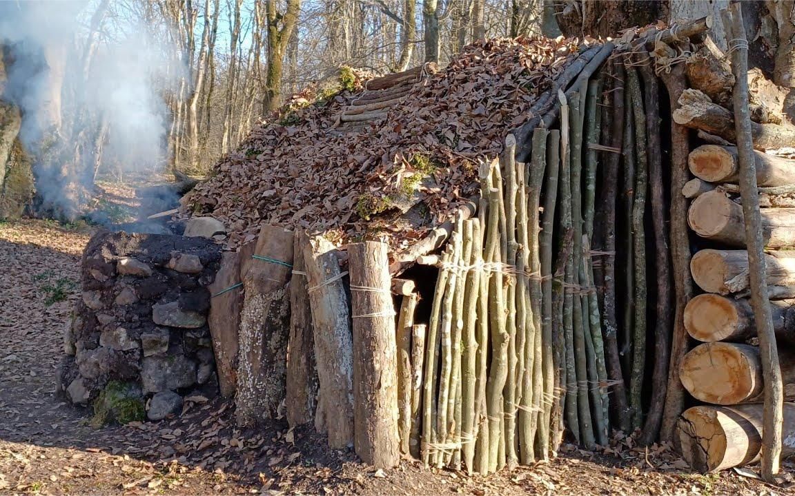 [图]用一手野外求生技能，在丛林中搭建避难小屋，住起来可真舒服！