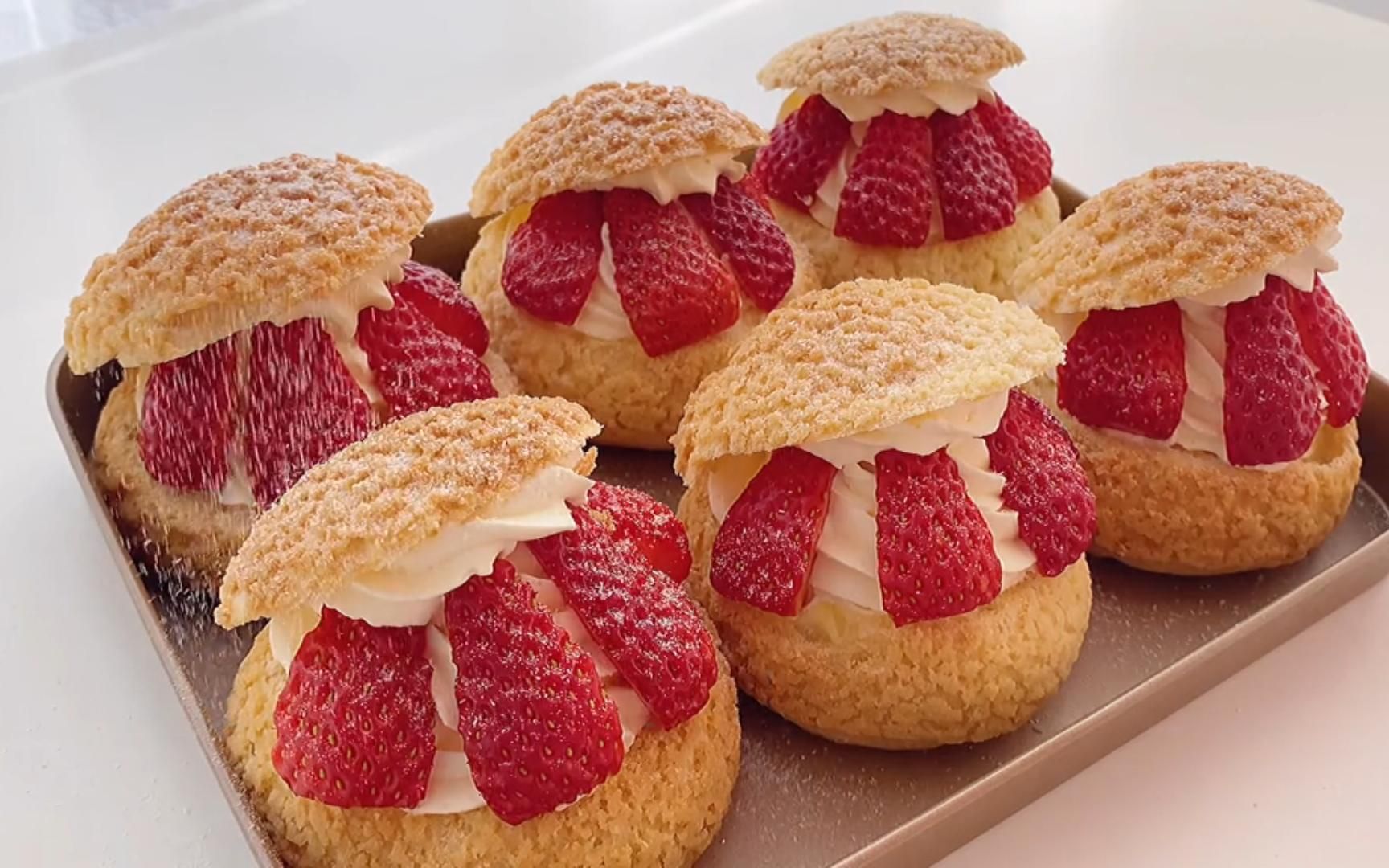 超大个的草莓酥皮泡芙,有谁会不喜欢呢